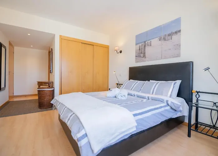 Marina Retreat - An Exquisite 2 Bedroom Apartment On The Lagos Marina