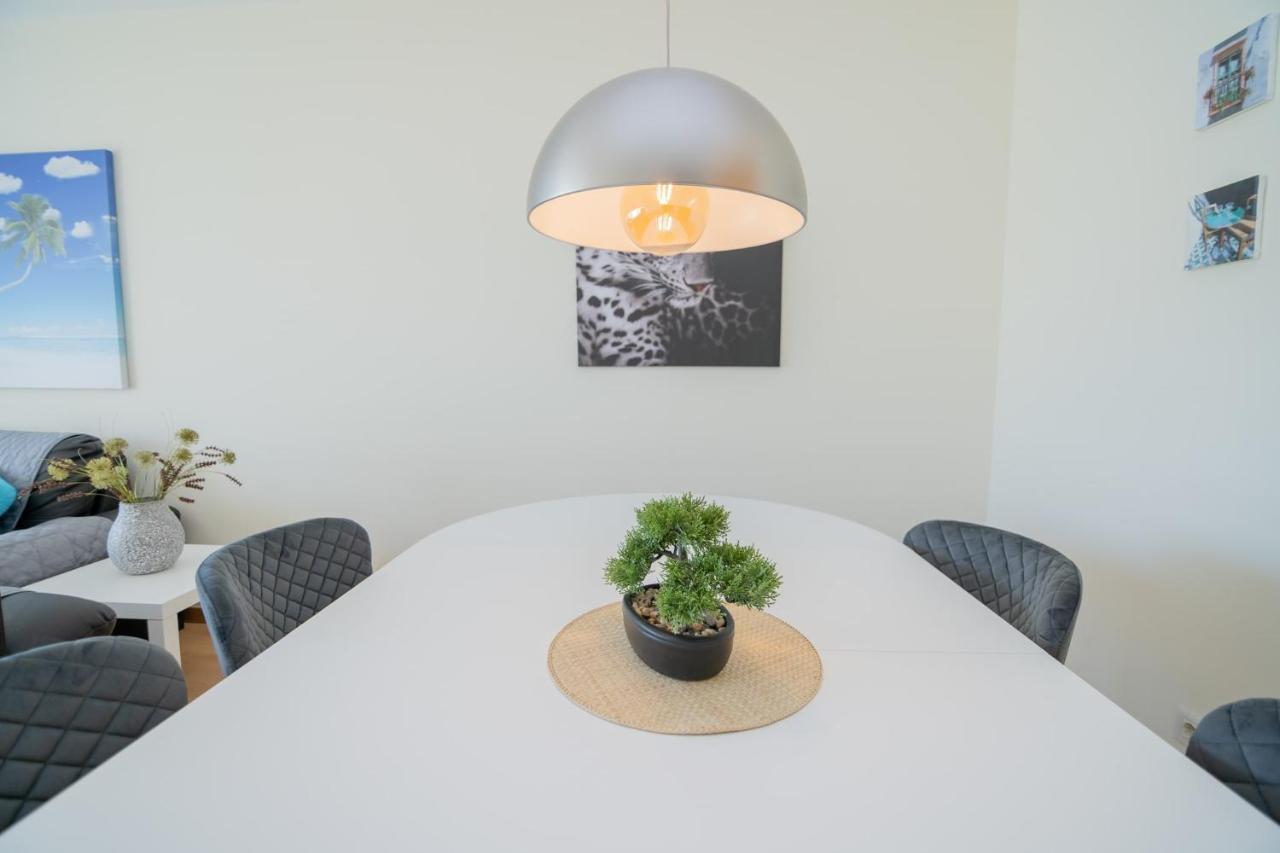 Apartment Marina Retreat - An Exquisite 2 Bedroom On The Marina *