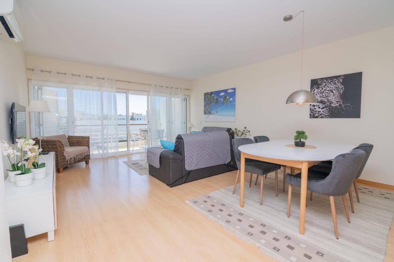 Marina Retreat - An Exquisite 2 Bedroom On The Marina Apartment *