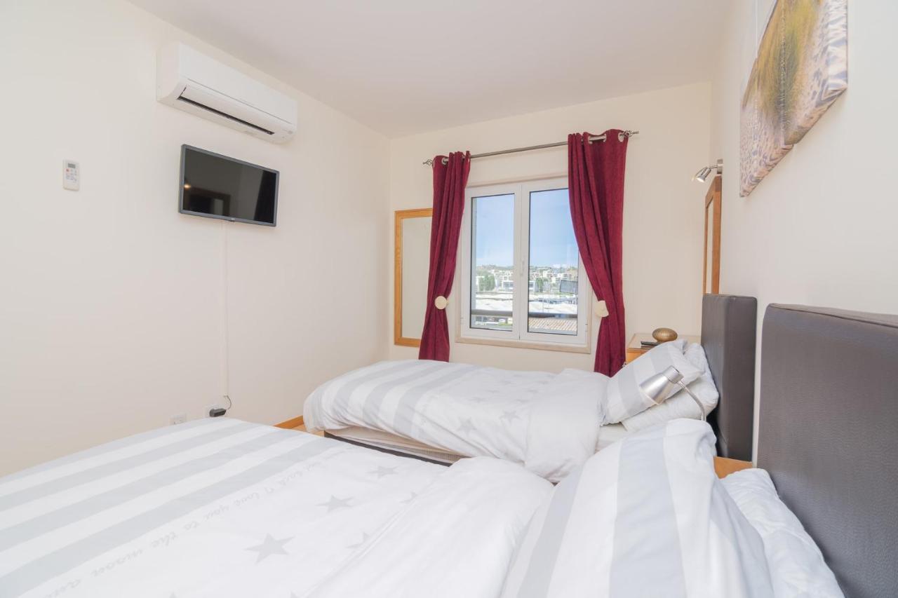 Apartment Marina Retreat - An Exquisite 2 Bedroom On The Marina *