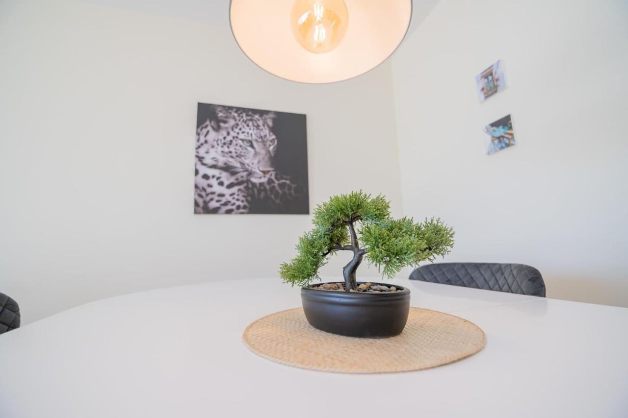 Apartment Marina Retreat - An Exquisite 2 Bedroom On The Marina