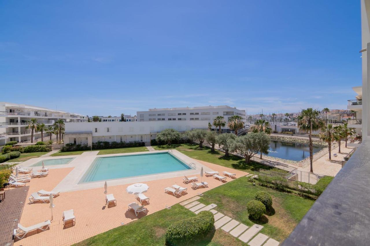Marina Retreat - An Exquisite 2 Bedroom On The Marina Apartment *