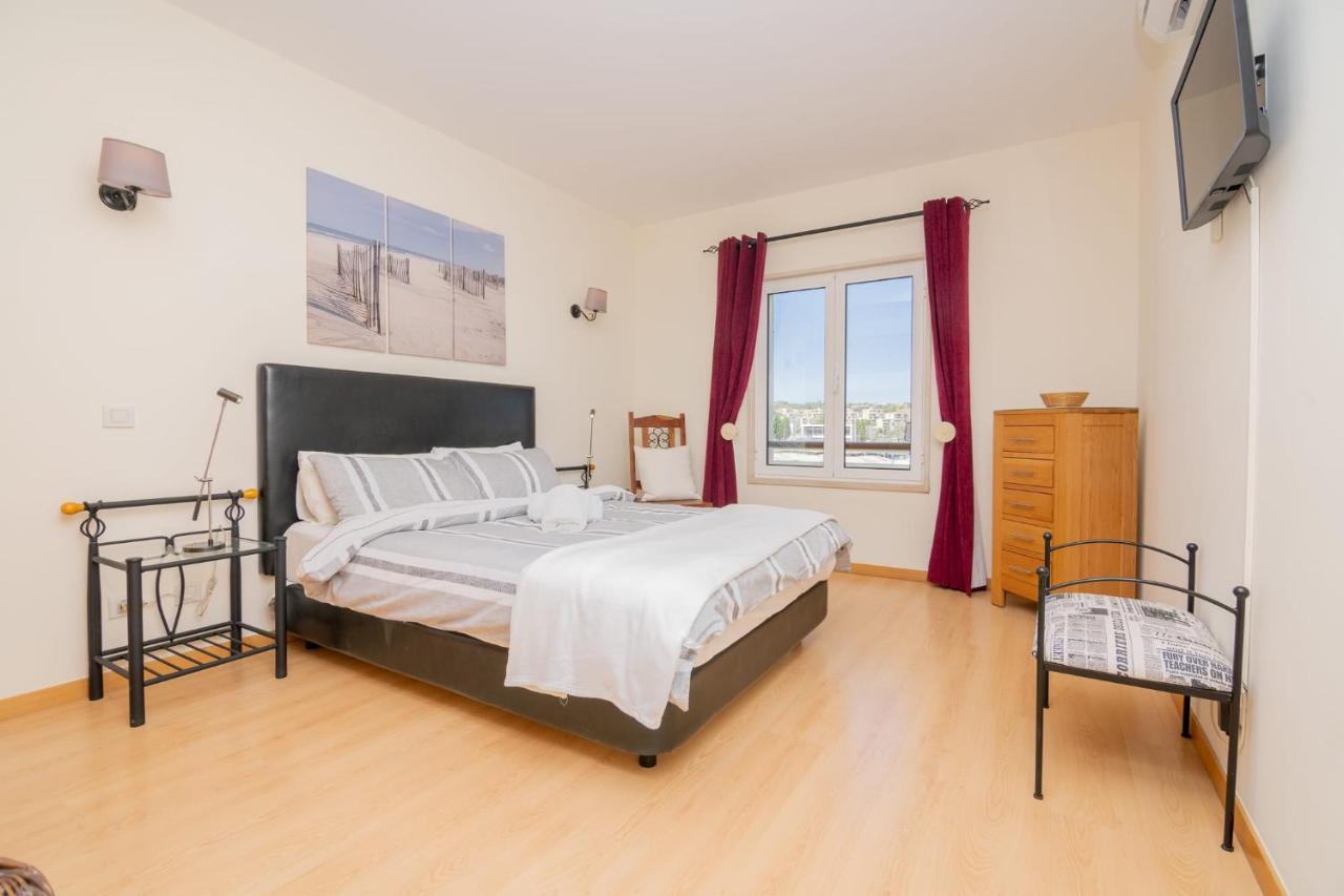 Marina Retreat - An Exquisite 2 Bedroom On The Marina Apartment