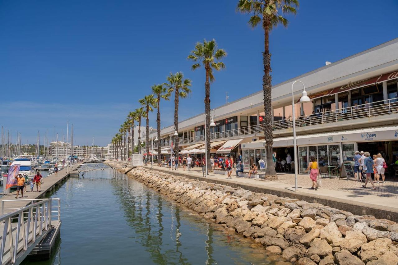Apartment Marina Retreat - An Exquisite 2 Bedroom On The Marina *