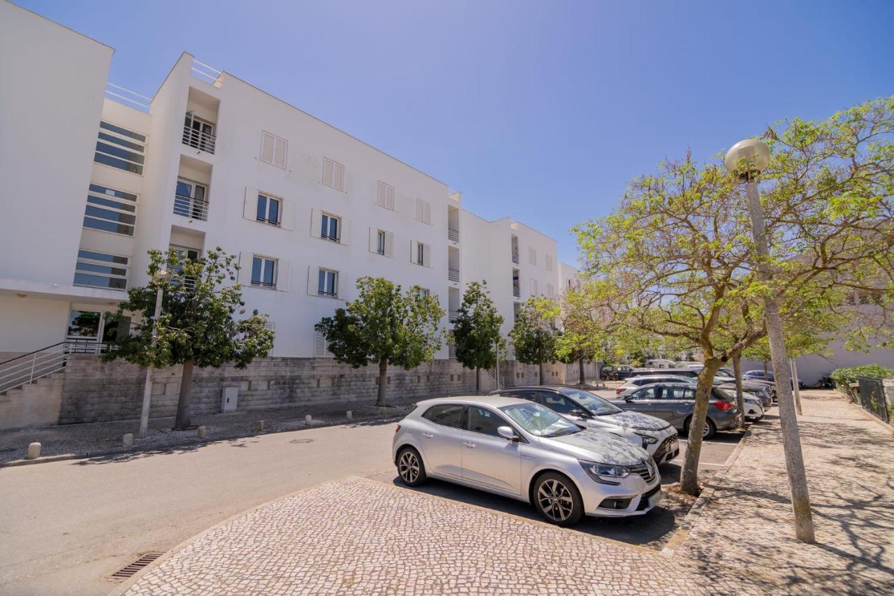Marina Retreat - An Exquisite 2 Bedroom On The Marina Apartment *