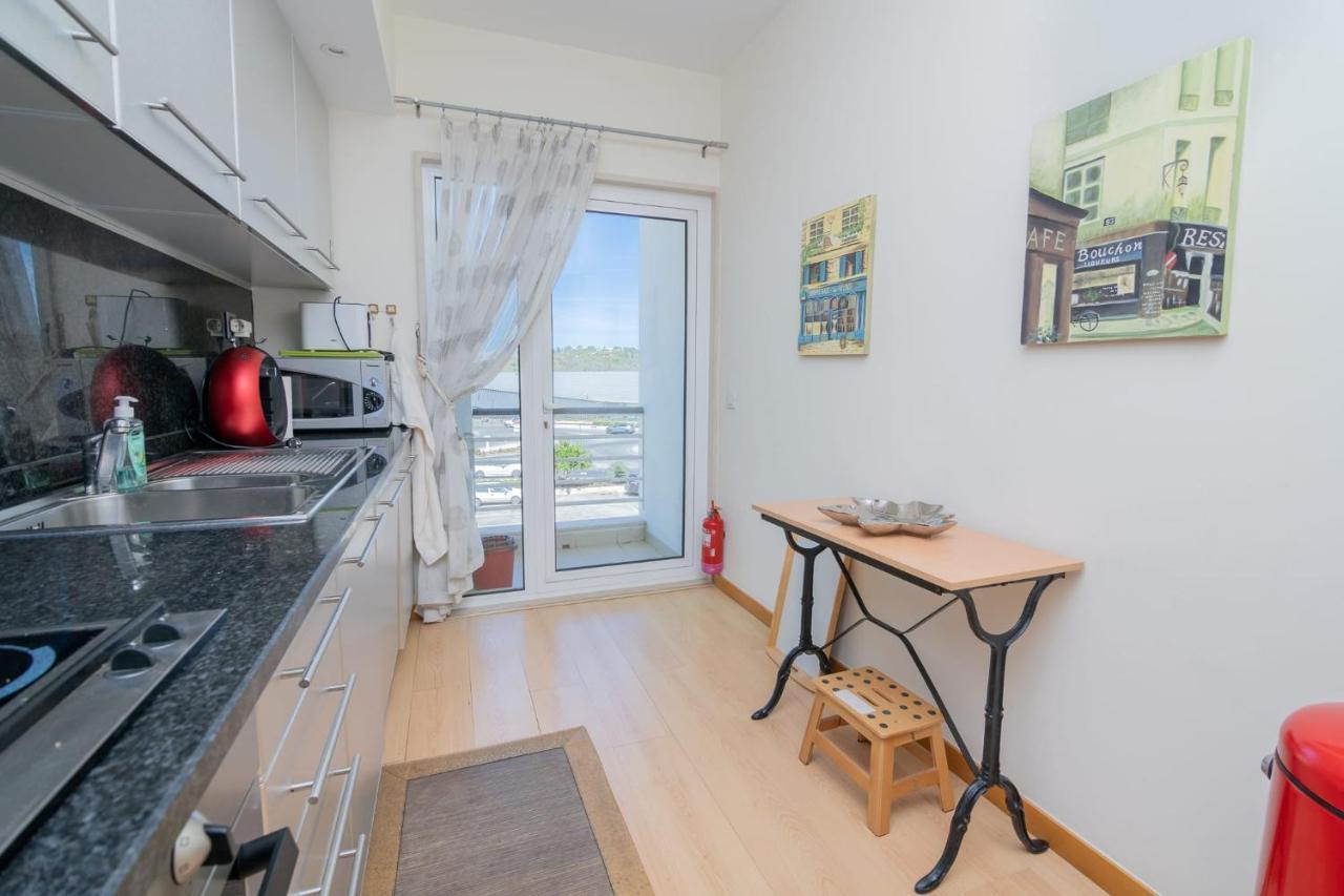 Marina Retreat - An Exquisite 2 Bedroom On The Marina Apartment