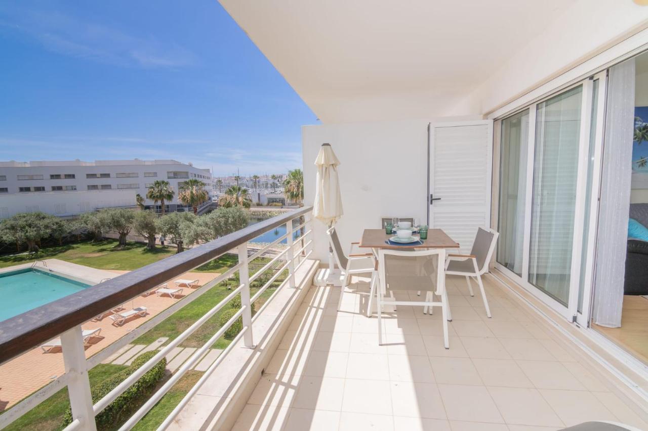 Marina Retreat - An Exquisite 2 Bedroom On The Marina Apartment *